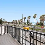 Hazel U2 Beachfront With Balcony And 2 Bedrooms